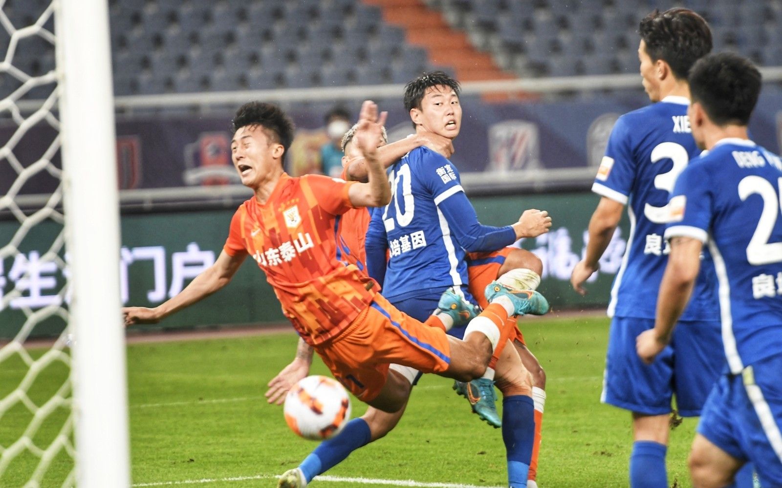 掘金主场有几位小球迷举牌支持威少：拉塞尔拿MVP