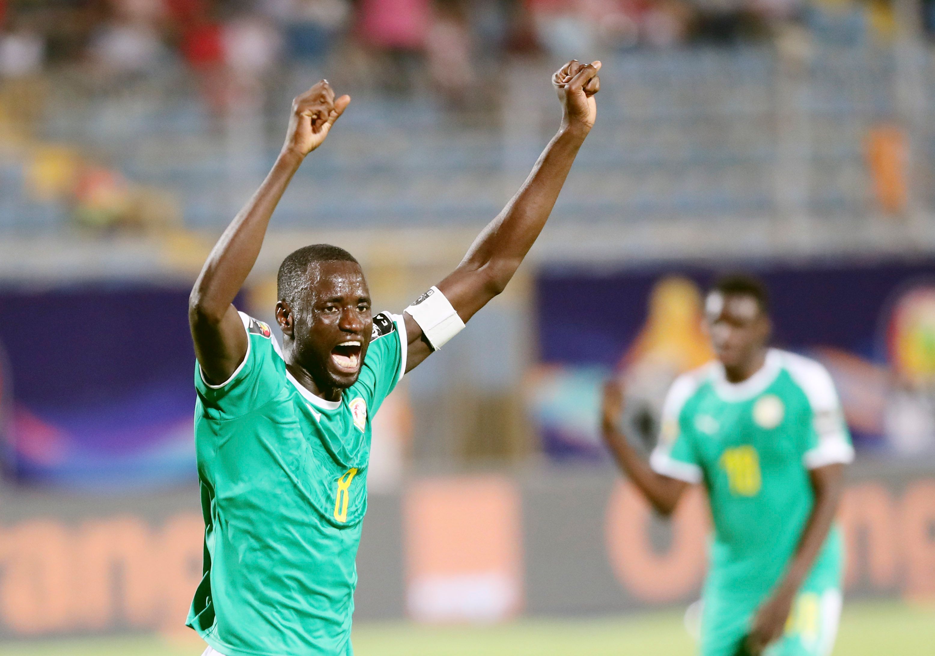 皇马在国家德比后失利，阿隆索面临下课危机，巴萨趁机领跑，西甲争冠形势严峻。