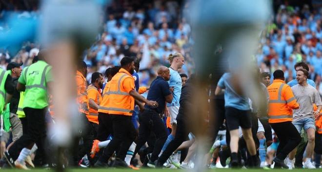 每体：部分法兰克福球迷在诺坎普闹事，向巴萨球迷投掷照明弹