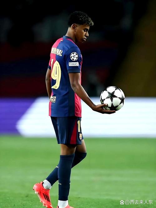 每体：巴萨仍未对莱万做决定，在关注小蜘蛛、凯恩、吉拉西等