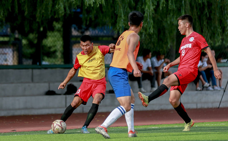 里尔主帅：首次见到一个点球主罚三次，我们战胜了欧联夺冠热门（里尔主帅：生平首次见同一粒点球连罚三次，我们力克欧联杯夺冠热门）