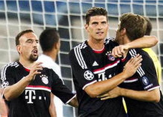 手腕骨折+肩部受伤，巴黎主席纳赛尔缠着绷带赴客场督战欧冠