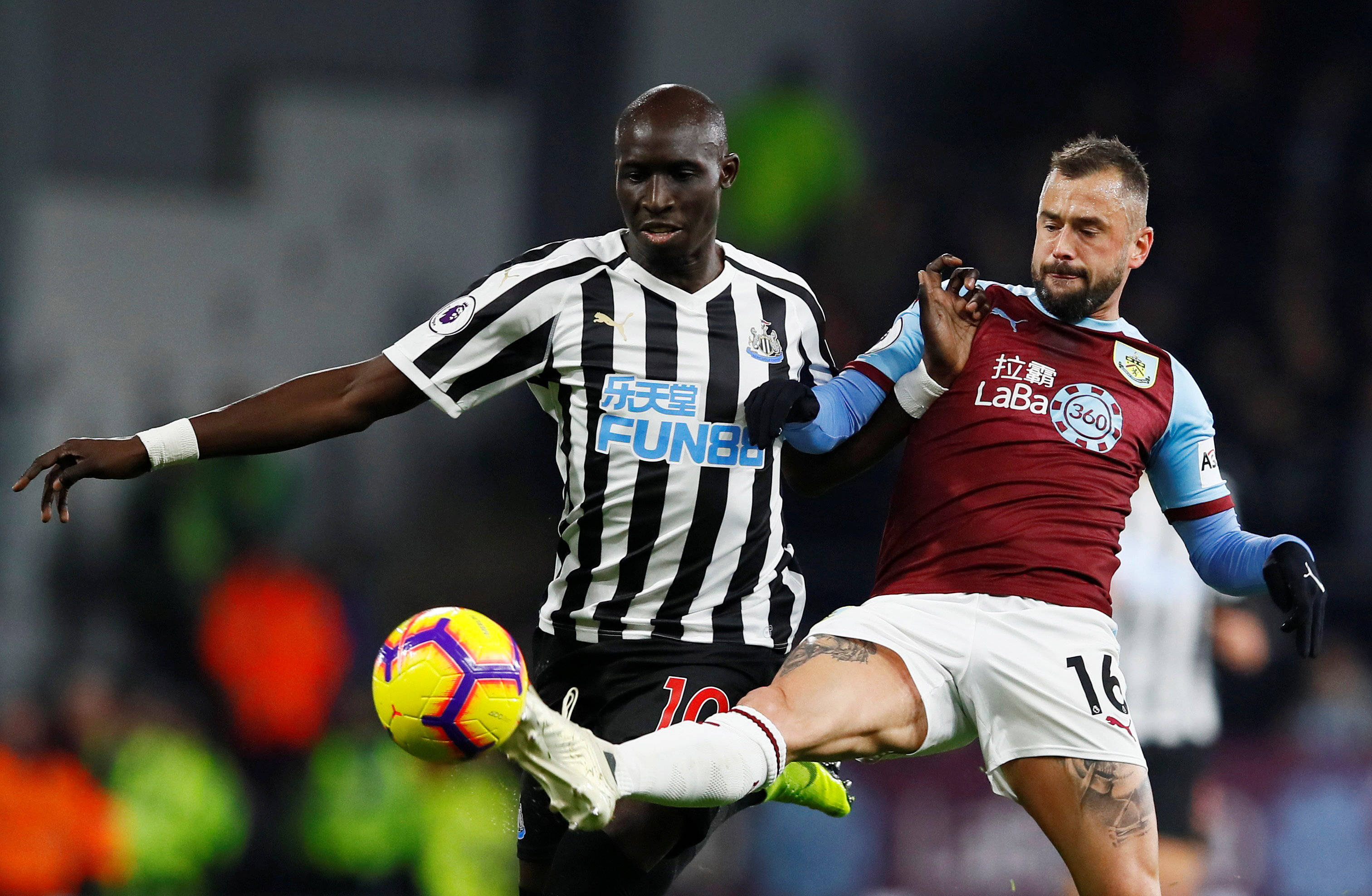 天空：埃弗顿考虑冬窗引进中锋，有意齐尔克泽和伊万-托尼