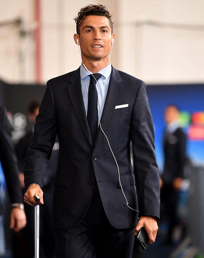 记者：哲凯赖什手指骨折，但他带伤坚持参加比赛和训练